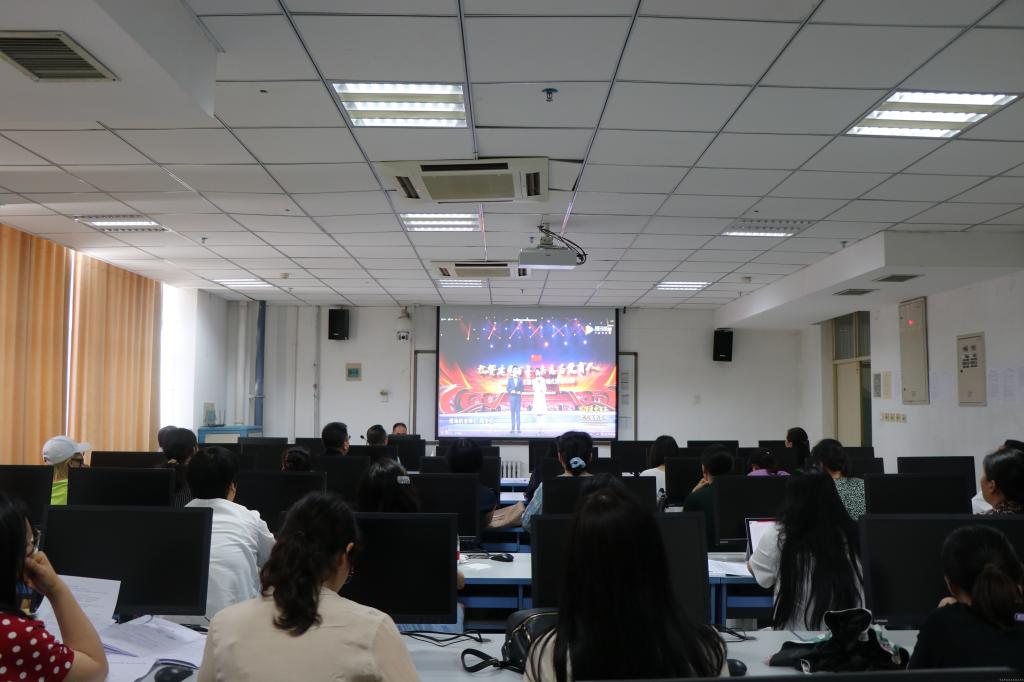 六合彩下注(中国)官方网站
组织教师集体观看“河南省师德主题诗歌朗诵比赛总决赛”视频